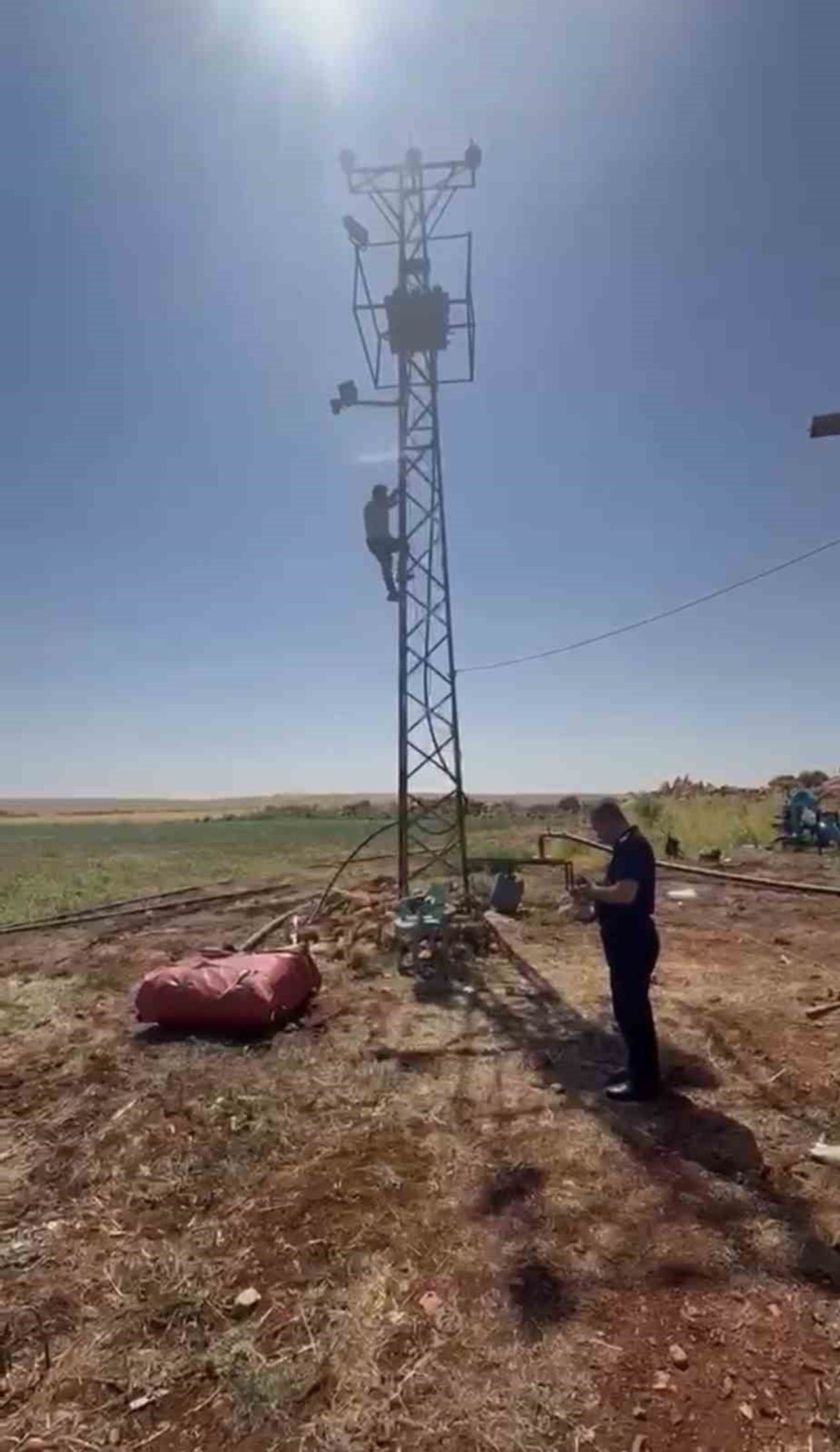 VATANDAŞ, İTFAİYENİN İKNA ÇABALARI SONUCU ELEKTRİK DİREĞİNDEN İNDİ.