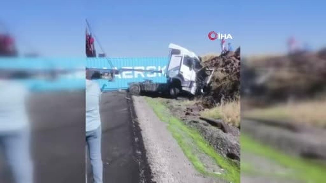 Siverek’te kontrolden çıkarak devrilen tırın sürücüsü yaralandı