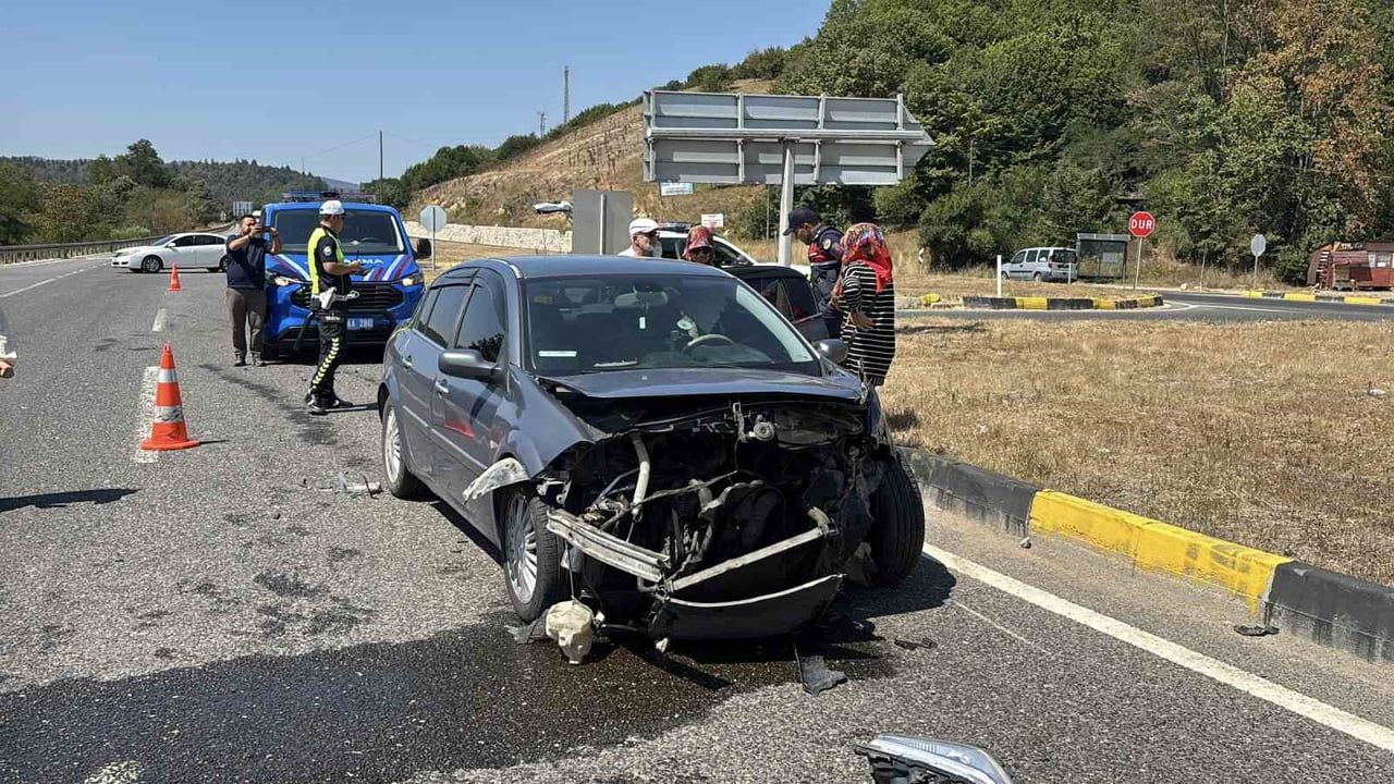 BOLU’DA D-100 KARA YOLUNDA İKİ OTOMOBİLİN KAFA KAFAYA ÇARPIŞMASI NETİCESİNDE MEYDANA GELEN KAZADA...