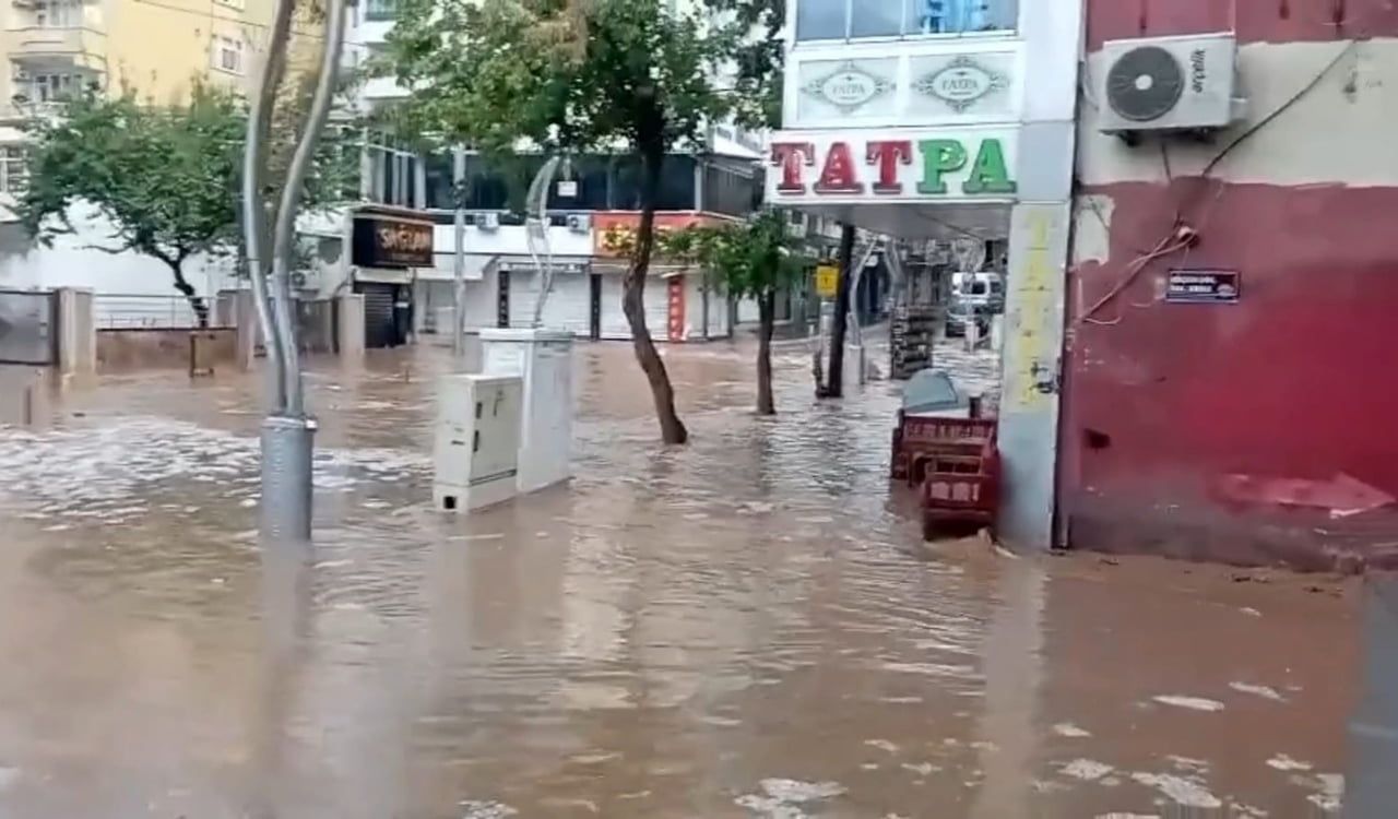 DİYARBAKIR’IN SİLVAN İLÇESİNDE ETKİLİ OLAN SAĞANAK VE DOLU SU TAŞKINLARINA NEDEN OLDU.
