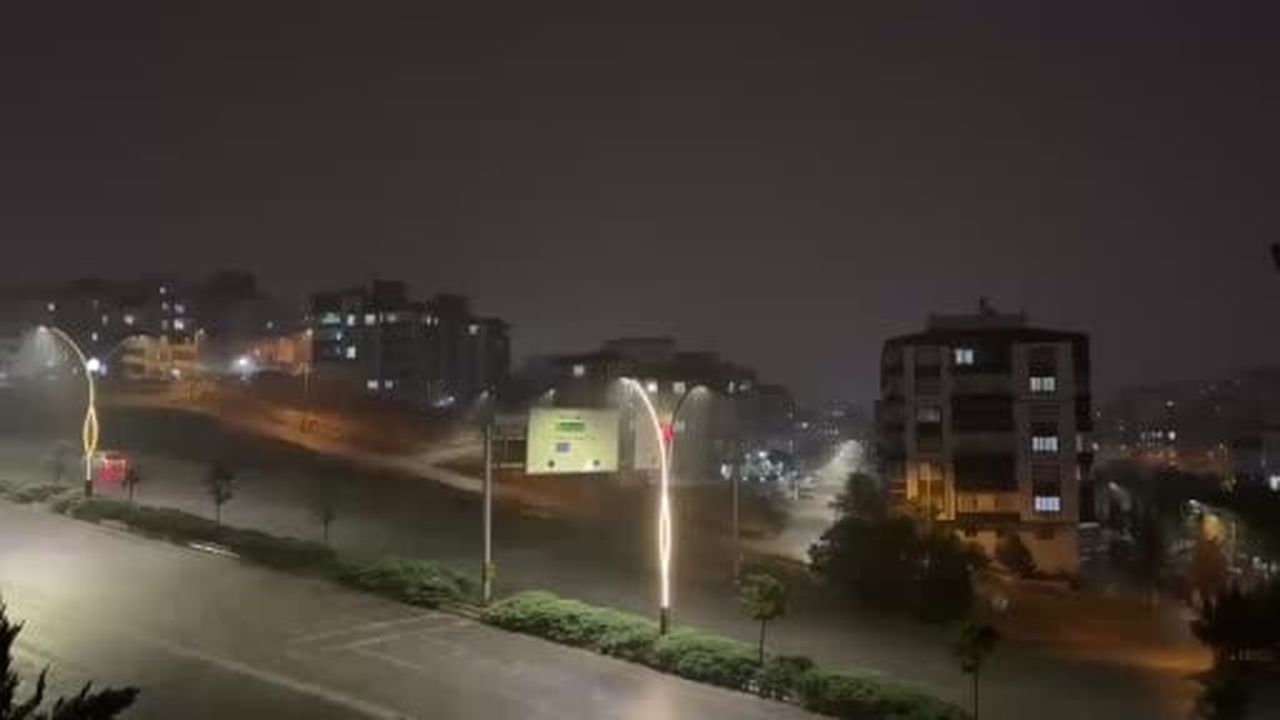 Gaziantep’te etkili olan sağanak yağmur yolları göle çevirdi
