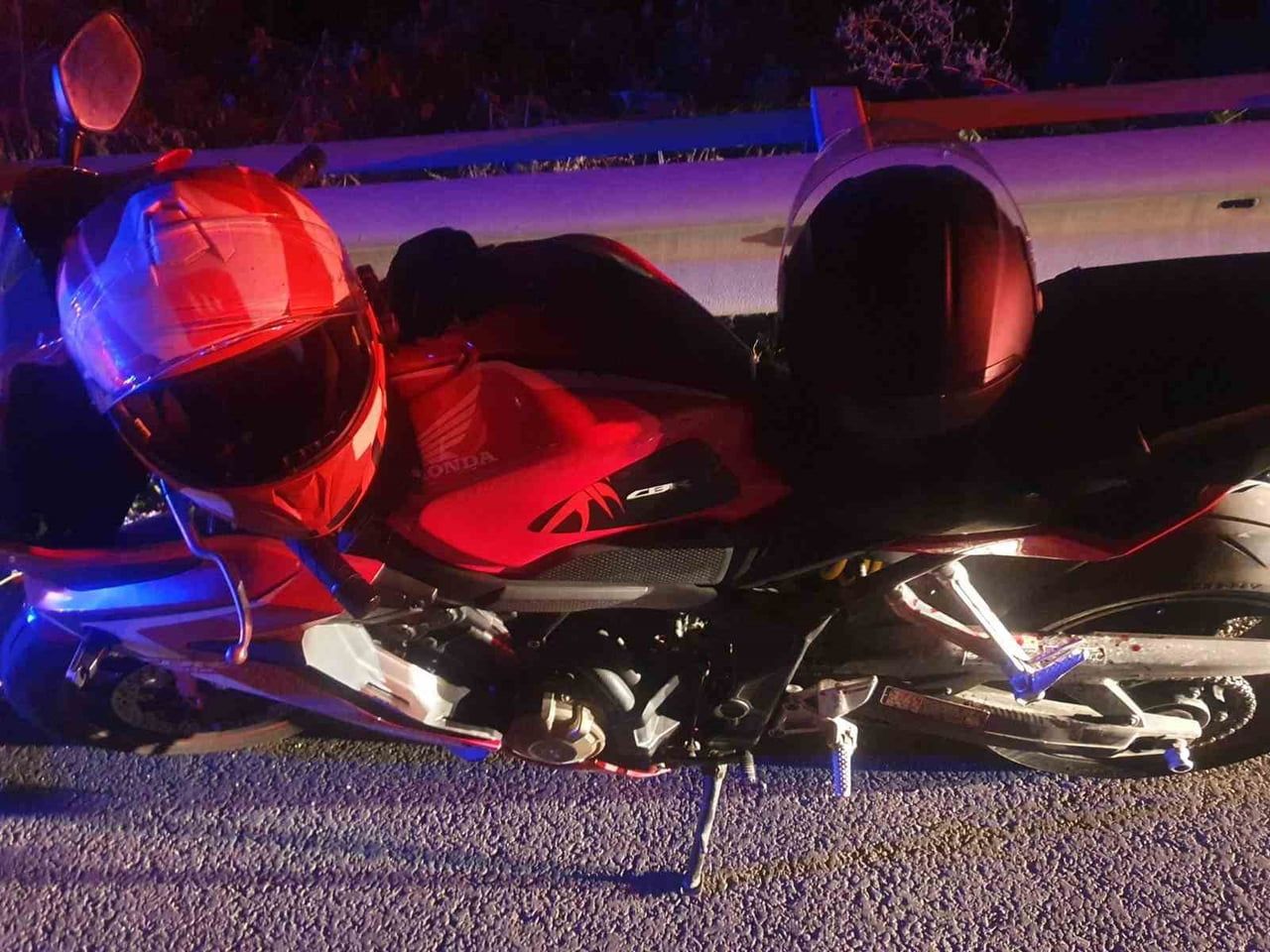 MOTOSİKLET BARİYERE ÇARPTI: 2 KİŞİ YARALANDI