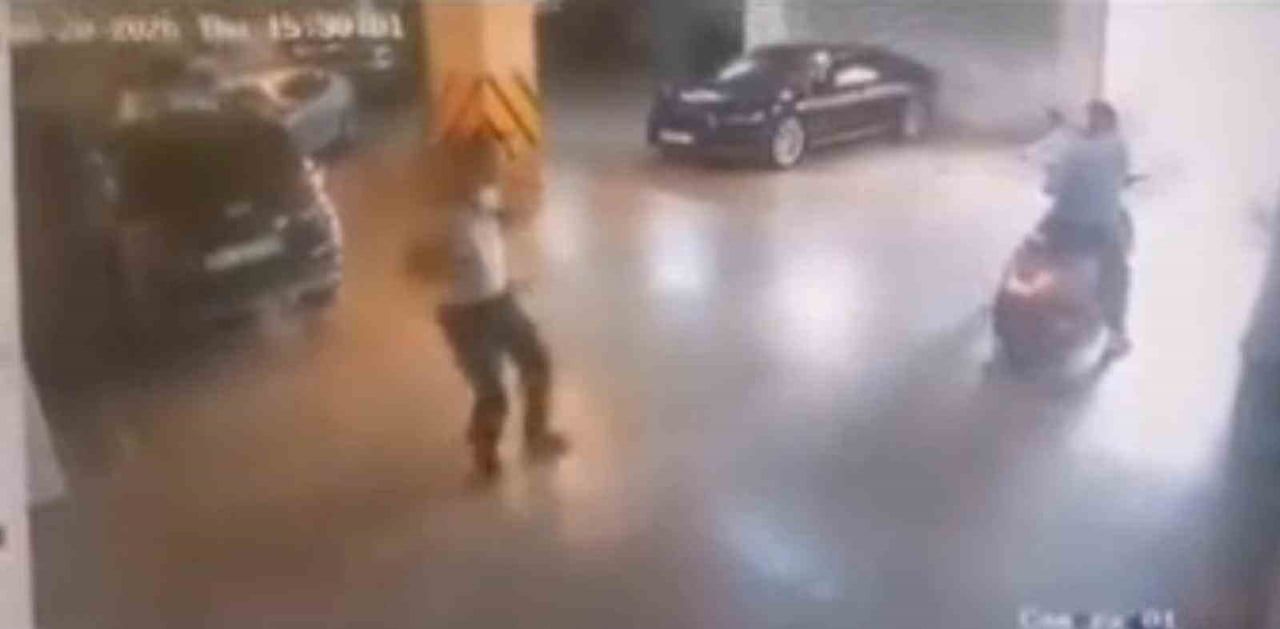 İZMİR'İN ÇİĞLİ İLÇESİNDE, BELEDİYE BAŞKANI ONUR EMRAH YILDIZ'IN PARK HALİNDEKİ MAKAM ARACINA...