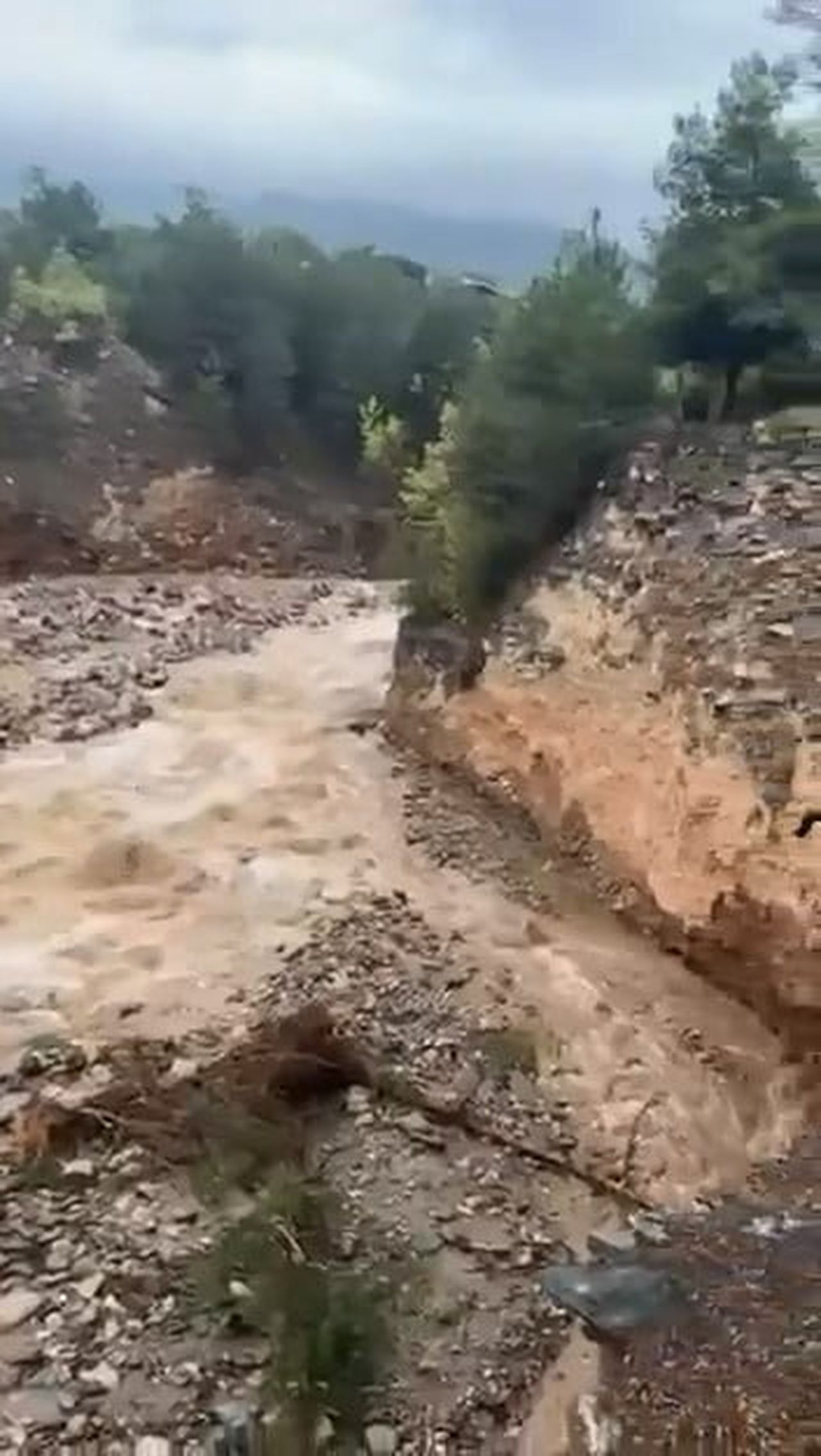 BURSA'DA SAĞANAK YAĞIŞ SONRASI CUMALIKIZIK'TA BULUNAN DEREDE HEYELAN MEYDANA GELDİ. O ANLAR ANBEAN...