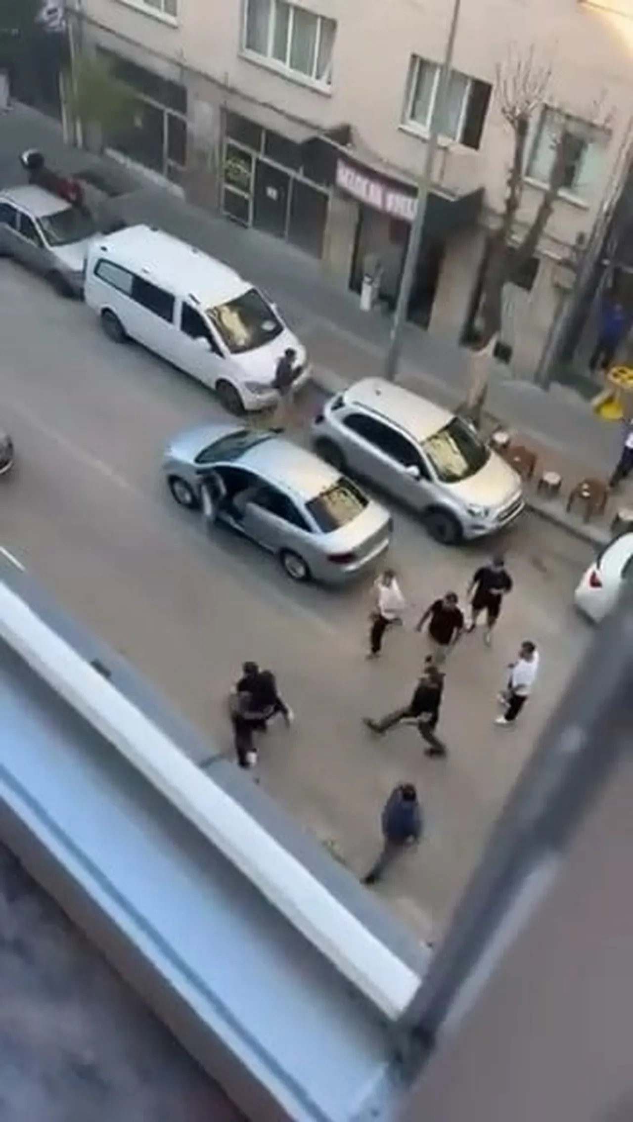BURSA'DA CADDE ÜZERİNDE TRAFİK TARTIŞMASI SEBEBİYLE BİRBİRİNE GİREN İKİ GRUP, CADDEYİ ADETA RİNGE...
