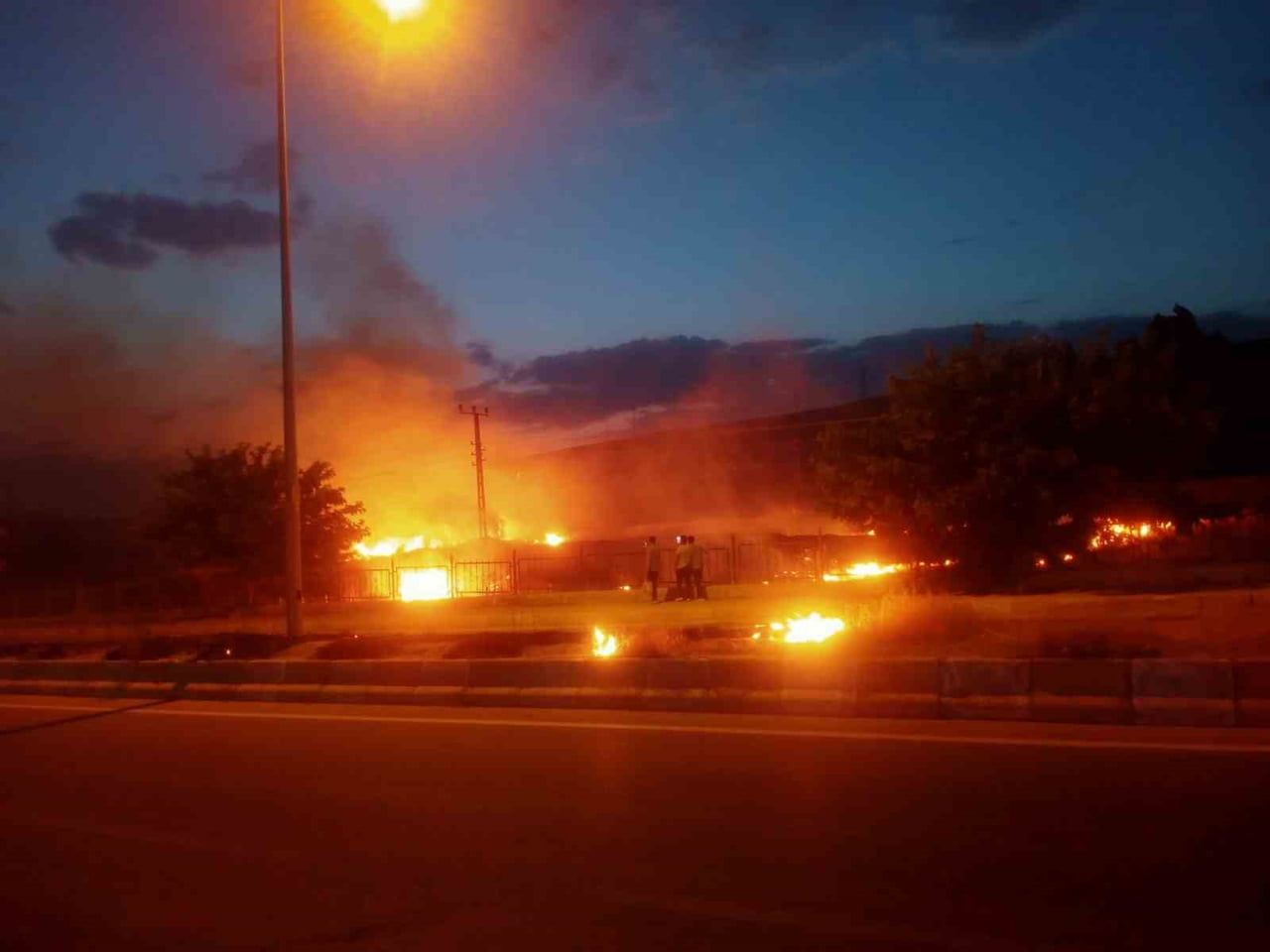 VAN'DA AKŞAM SAATLERİNDE ÇIKAN YANGIN, MAHALLE SAKİNLERİNE KORKU DOLU ANLAR YAŞATTI