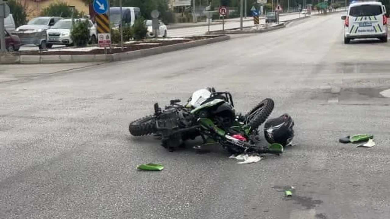 Burdur'da otomobil ile çarpışan motosiklet sürücüsü ağır yaralandı