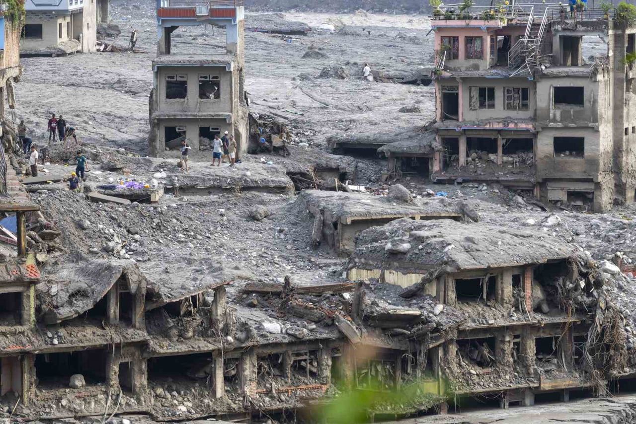 NEPAL'DEKİ SELDE HAYATINI KAYBEDENLERİN SAYISI BİN 357'YE ULAŞTI.