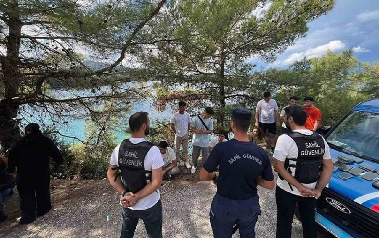 MUĞLA’NI MARMARİS İLÇESİ ÖZGÖK KOYUNDA JANDARMA VE SAHİL GÜVENLİK EKİPLERİ TARAFINDAN 18 DÜZENSİZ...