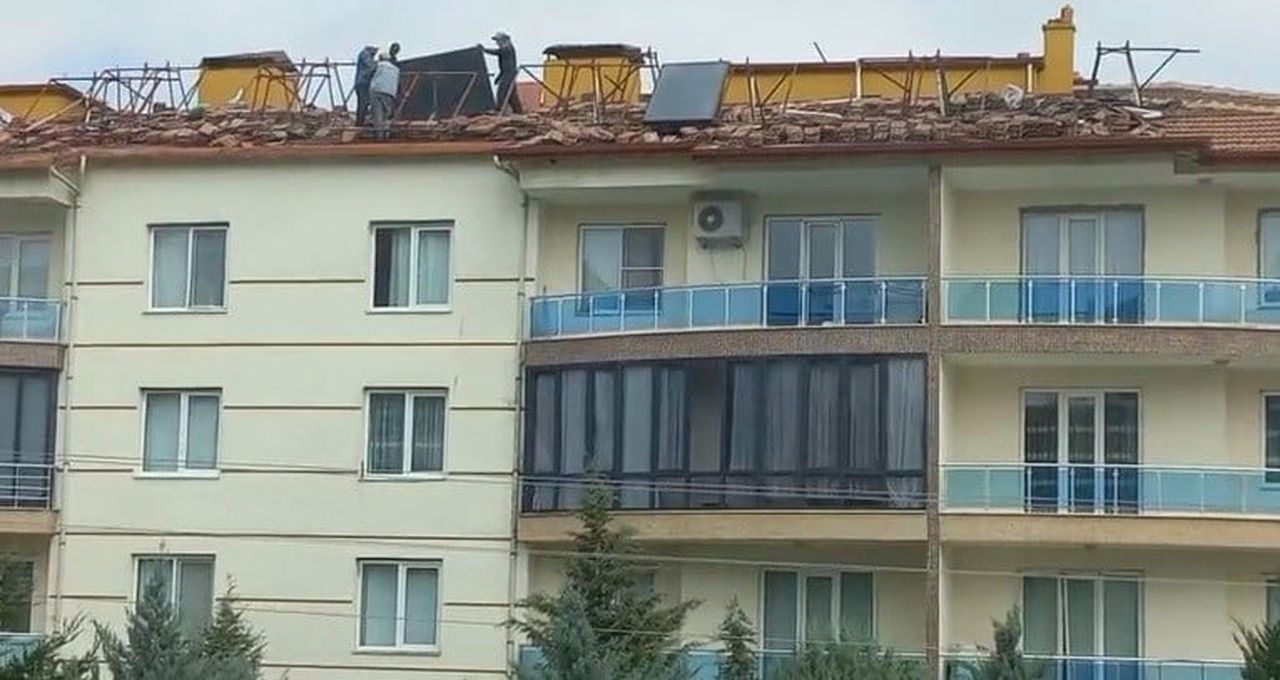 KONYA’NIN KARAPINAR İLÇESİNDE 4 KATLI BİR APARTMANIN ÇATISINDA GERÇEKLEŞTİRİLEN YENİLEME...