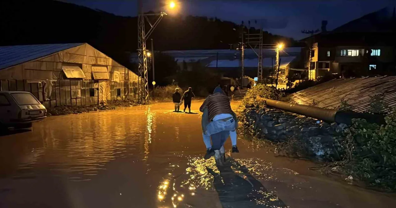 MERSİN'DE METEOROLOJİ VE AFAD TARAFINDAN YAPILAN UYARILARIN ARDINDAN DÜN GECE SAATLERİNDEN...