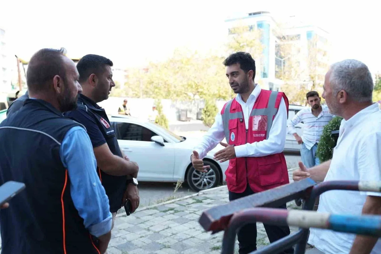 TUZLA BELEDİYESİ, YAYLA MAHALLESİ’NDE YAYLA YOLU CADDESİ’NİN 600 METRELİK BÖLÜMÜNDE 750 TON ASFALT...