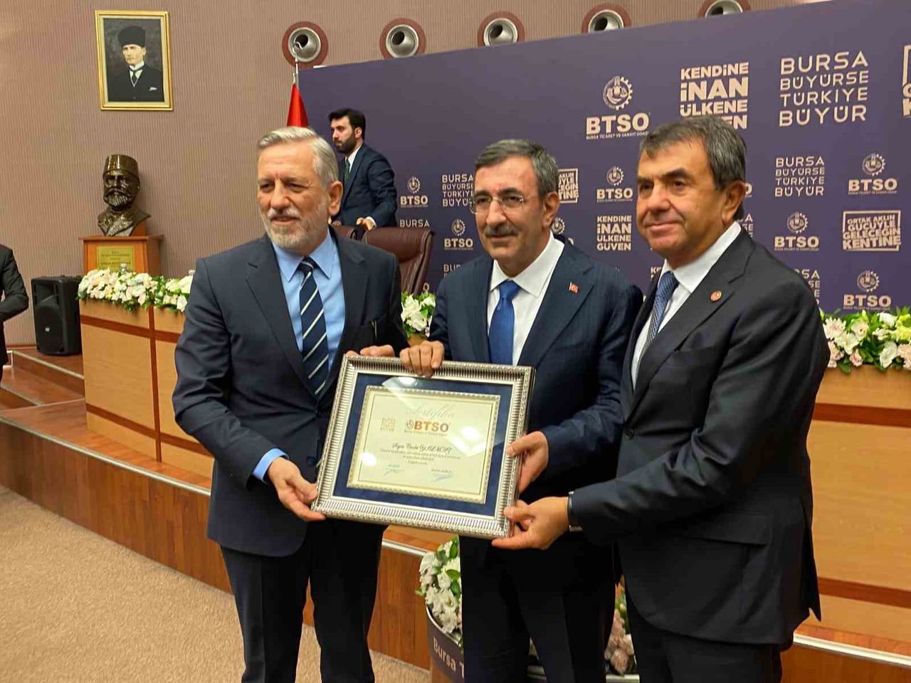 CUMHURBAŞKANI YARDIMCISI CEVDET YILMAZ, TÜRKİYE YÜZYILI BULUŞMALARI KAPSAMINDA GELDİĞİ BURSA’DA İŞ...