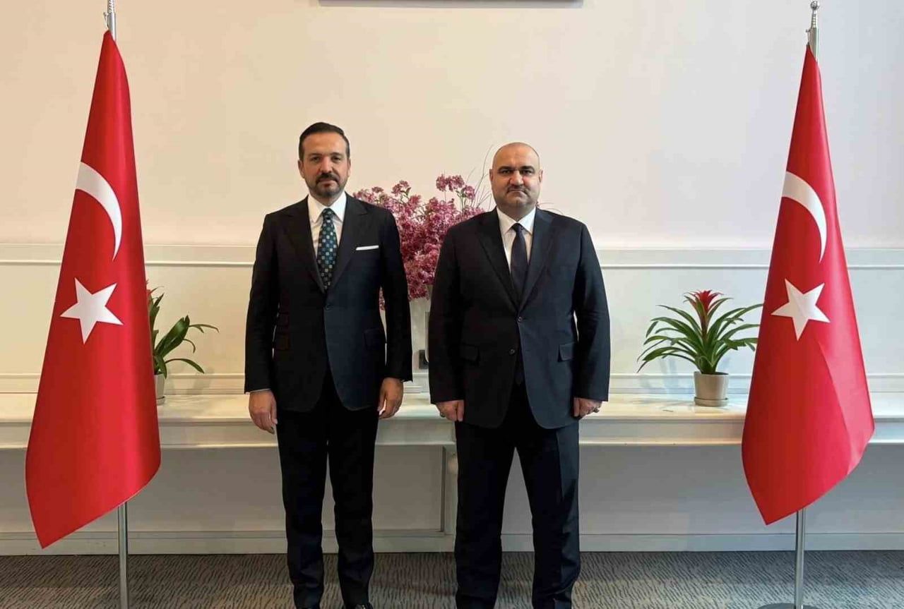 AK PARTİ GENEL BAŞKAN YARDIMCISI VE TÜRK DEVLETLERİ İLE İLİŞKİLER BAŞKANI KÜRŞAD ZORLU(SOLDA)...