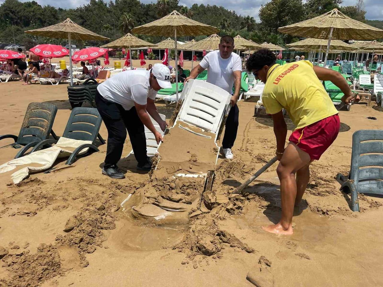 ALANYA İLÇESİNDEKİ İNCEKUM PLAJI'NDA GECE SAATLERİNDE DENİZDE OLUŞAN DEV DALGALAR, SAHİLDE BULUNAN...