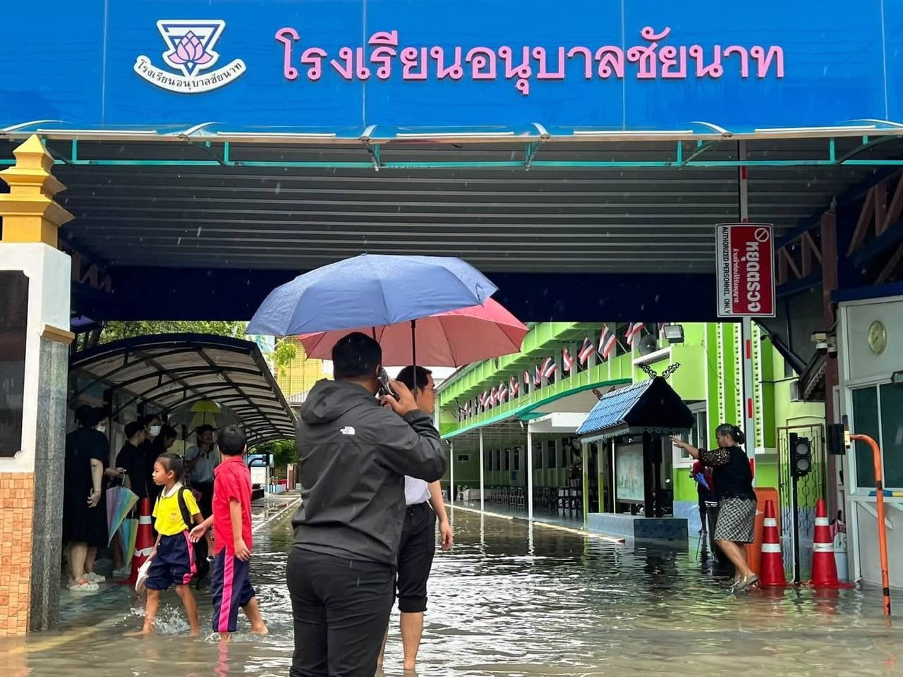 TAYLAND&amp;#039;IN BAŞKENTİ BANGKOK&amp;#039;TA 48 SAATİ AŞKIN SÜREDİR ETKİLİ OLAN ŞİDDETLİ YAĞIŞLARIN YOL AÇTIĞI...