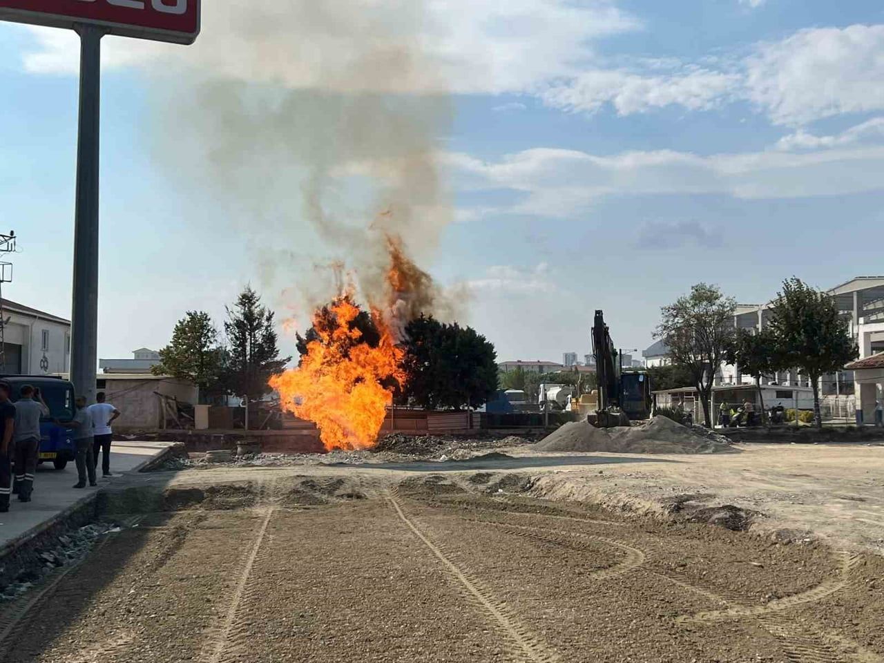 TEKİRDAĞ'IN ÇORLU İLÇESİNDE ALTYAPI VE YOL ÇALIŞMALARI KAPSAMINDA KAZI YAPAN İŞ MAKİNESİNİN...