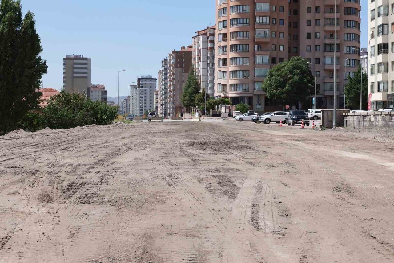 İLÇEDE KONFORLU VE SERİ BİR ULAŞIM AĞI OLUŞTURMAK İÇİN ULAŞIM ÇALIŞMALARINA DEVAM EDEN MELİKGAZİ...