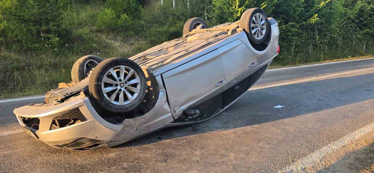 TÜRKELİ’DE OTOMOBİL TAKLA ATTI: 2 YARALI TÜRKELİ İLÇESİNDE MEYDANA GELEN TRAFİK KAZASINDA 2 KİŞİ...
