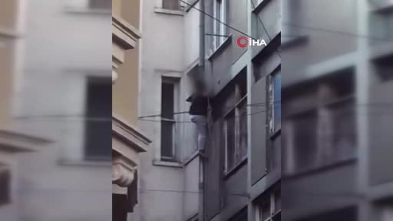 Beyoğlu’nda yürekleri ağza getiren anlar: Elektrik tellerinden mindere düştü