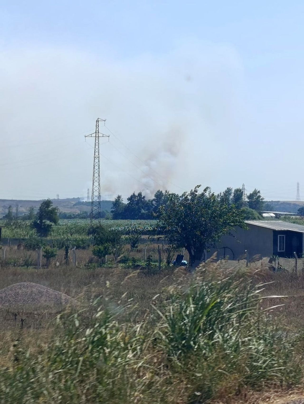KARACABEY İLÇESİ HAYIRLAR MAHALLESİ’NDE MAKİLİK ALANDA ORMAN YANGINI ÇIKTI