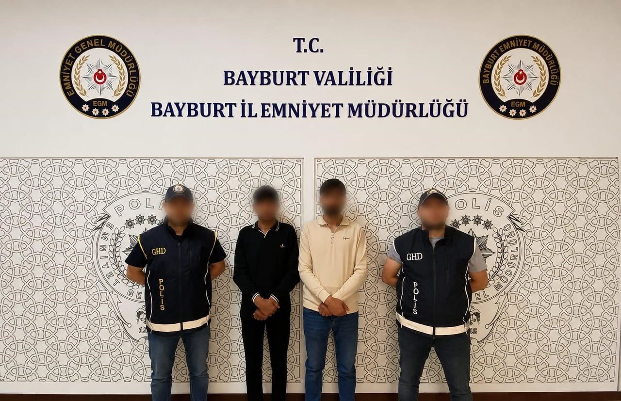 BAYBURT’TA 2 DÜZENSİZ GÖÇMEN SAHTE YOL İZİN BELGESİYLE YAKALANDI