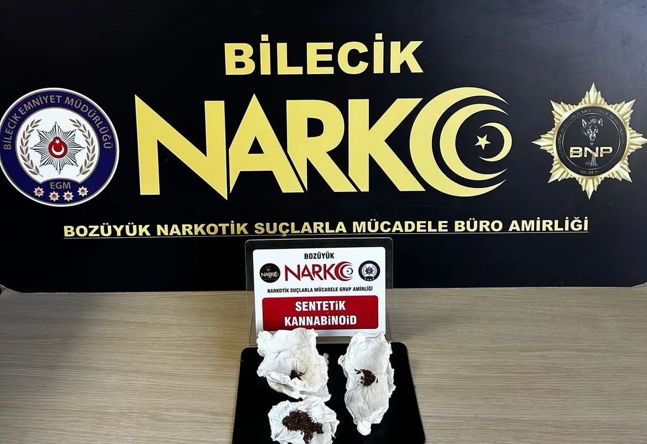 ŞÜPHE ÜZERİNE DURDURULAN KİŞİNİN ÜZERİNDE UYUŞTURUCU MADDE ELE GEÇİRİLİRKEN