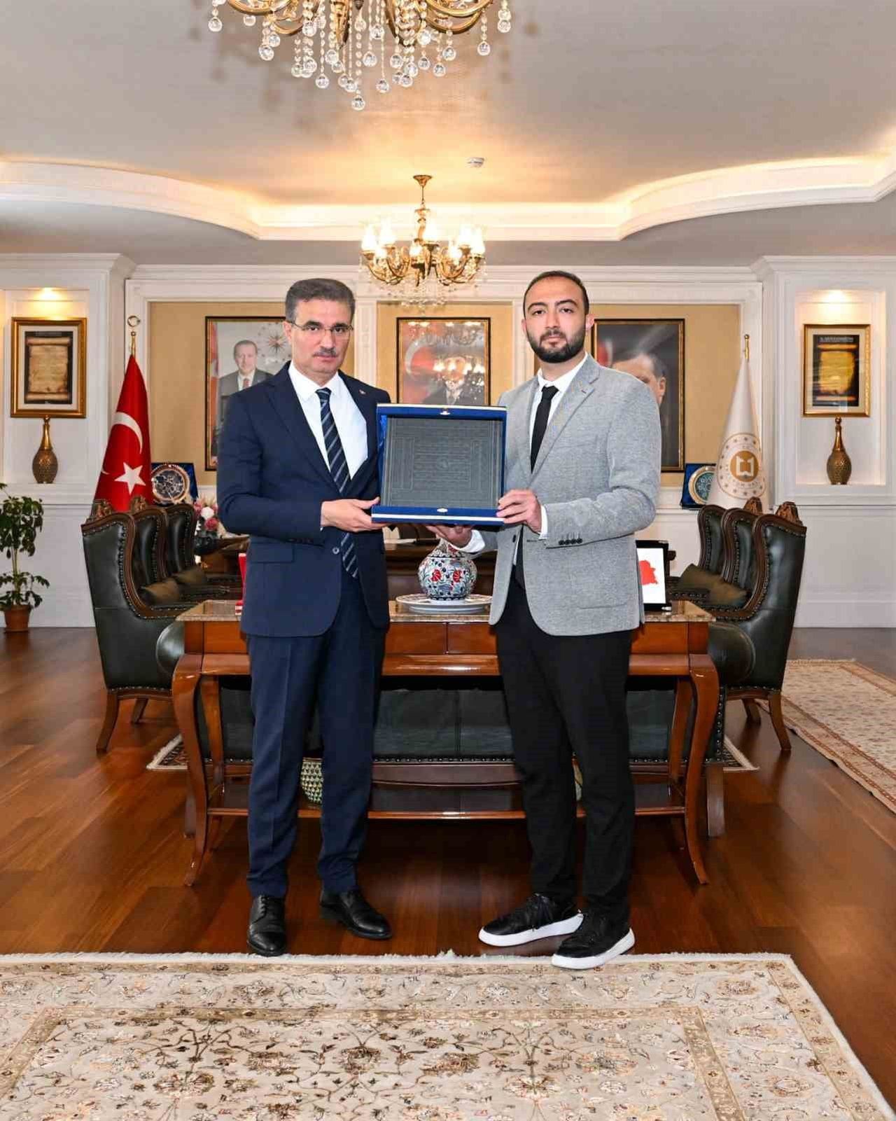 GENÇ AHİLER BULUŞUYOR PROGRAMINDA ERZURUM’U TEMSİL EDEN YİĞİT BİLİRDÖNMEZ, AHİ SANCAĞI PLAKETİNİ...