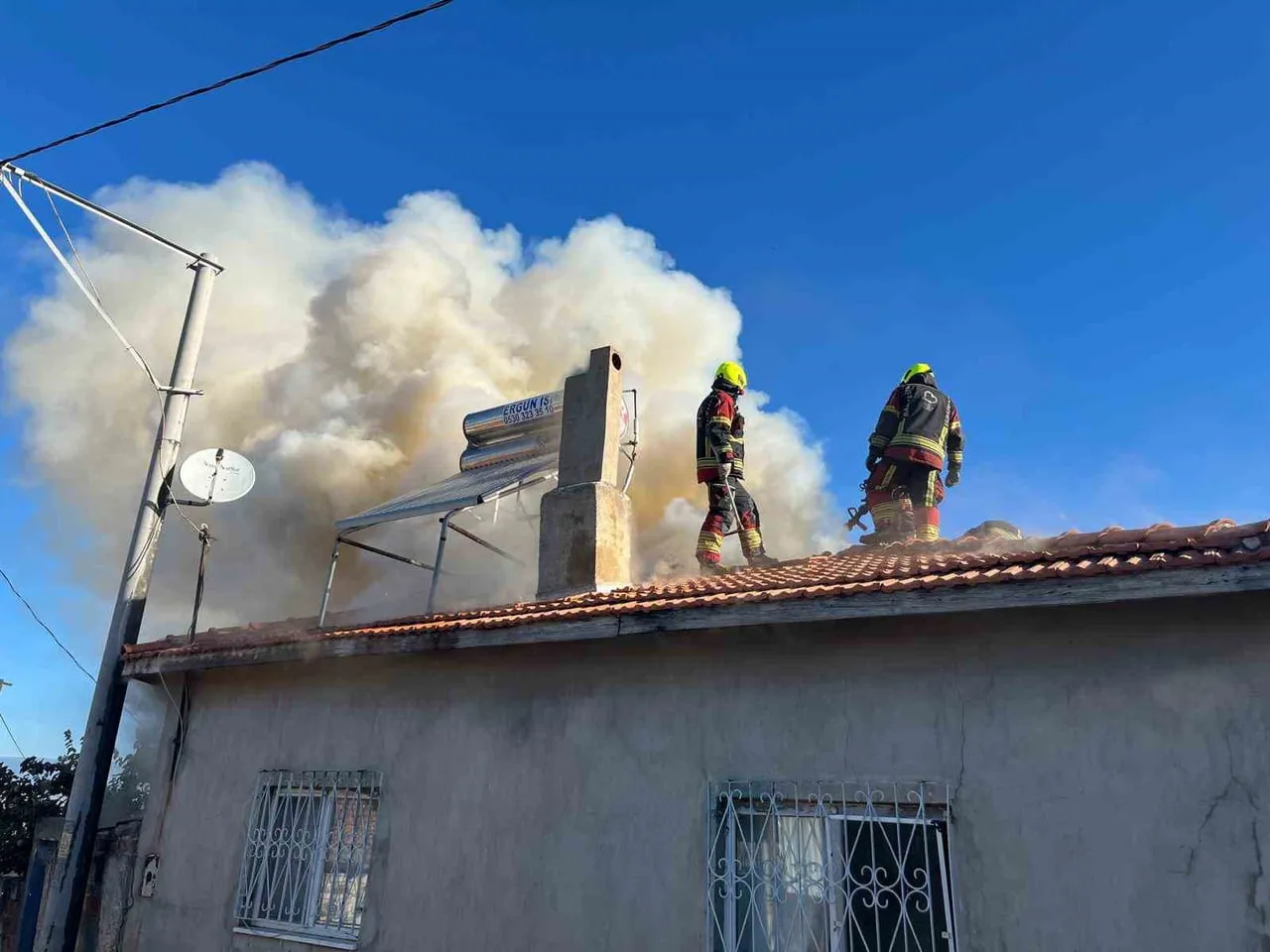 BALIKESİR’İN BURHANİYE İLÇESİNE BAĞLI HİSARKÖY MAHALLESİ’NDE BİR EVDE ÇIKAN YANGIN, İTFAİYE...