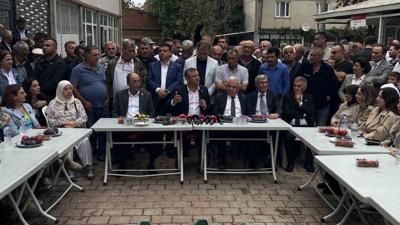 YENİ PARTİ GENEL BAŞKANI ÖZGÜR ÖZEL'İ ÇİFTÇİLER, KÖYÜN GİRİŞİNDE TRAKTÖR VE ÜRÜNLERİYLE KARŞILADI....