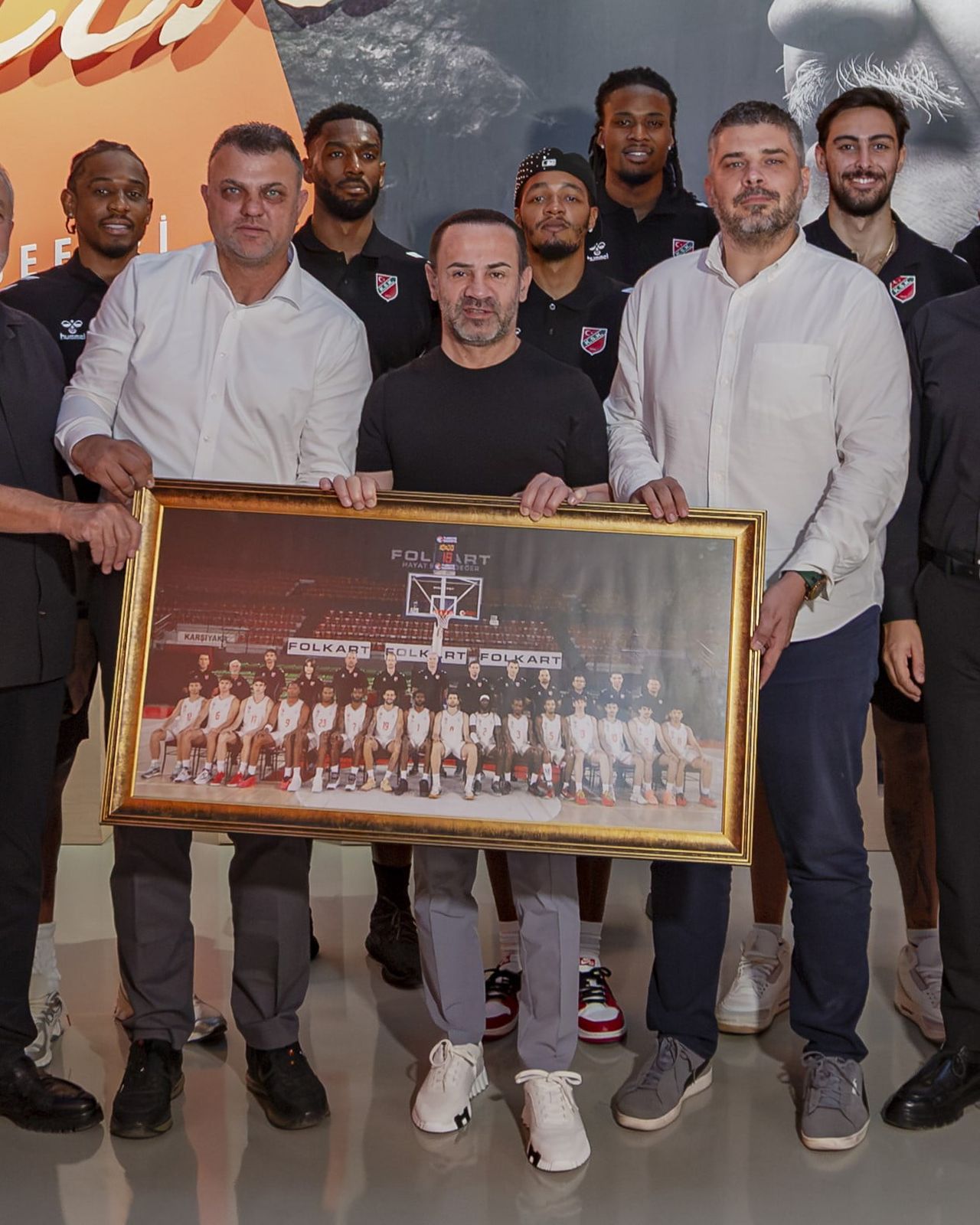 KARŞIYAKA SPOR KULÜBÜ BAŞKANI YİĞİT TUSDER (EN SAĞDA) VE MESUT SANCAK (ORTADA)