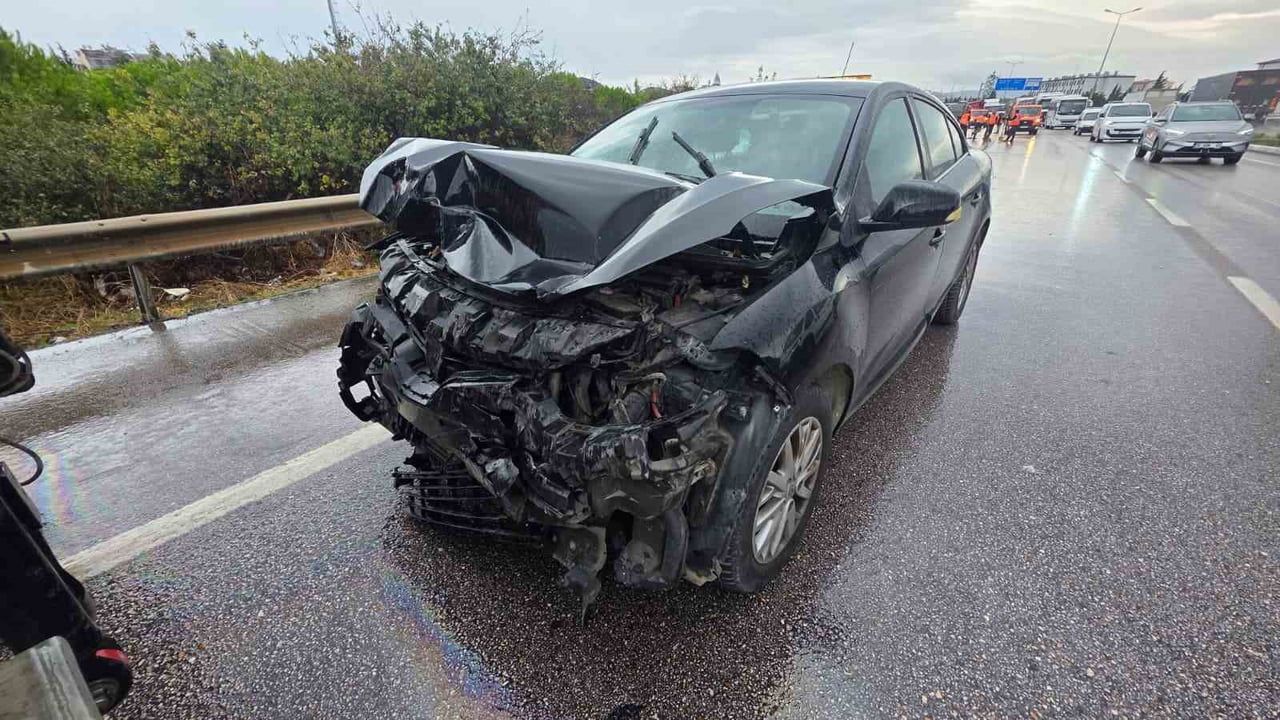 BANDIRMA’DA HAVA ÜSSÜ KAVŞAĞI’NDA RÜZGAR GÜLÜ GÖVDESİ TAŞIYAN AĞIR NAKLİYAT ARACINA OTOMOBİLİN...
