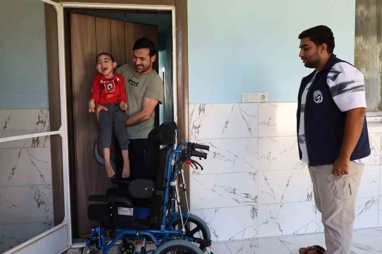 HATAY BÜYÜKŞEHİR BELEDİYESİ'NİN TEKERLEKLİ SANDALYE DESTEĞİYLE YÜZÜ GÜLEN SEREBRAL PALSİLİ ÇOCUĞUN...