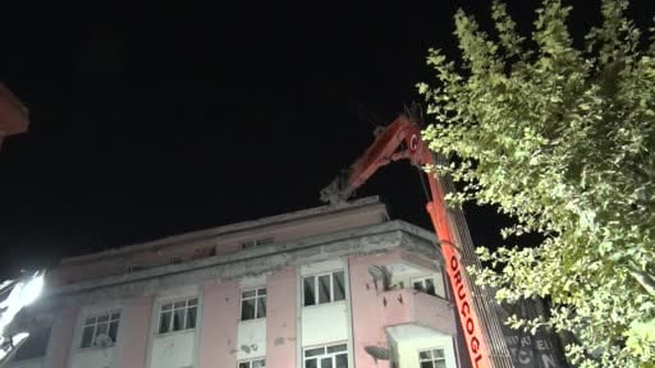 Bahçelievler'de çöken bina sonrası tedbir amaçlı yakınındaki binanın yıkımına başlandı