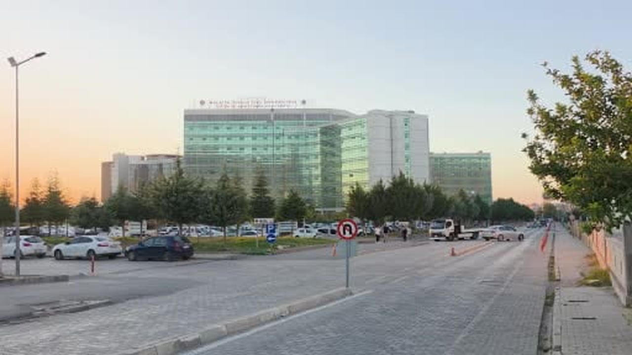 Karın ağrısı ve şişkinlikle başvurdu 15 kilogramlık kitle çıkarıldı