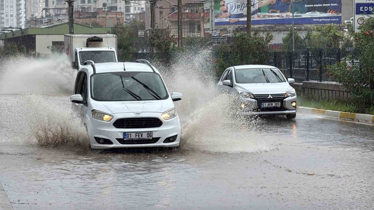 METEOROLOJİ GENEL MÜDÜRLÜĞÜ'NÜN SARI KODLU UYARIDA BULUNDUĞU ADANA'DA BAŞLAYAN SAĞANAK, HAYATI...