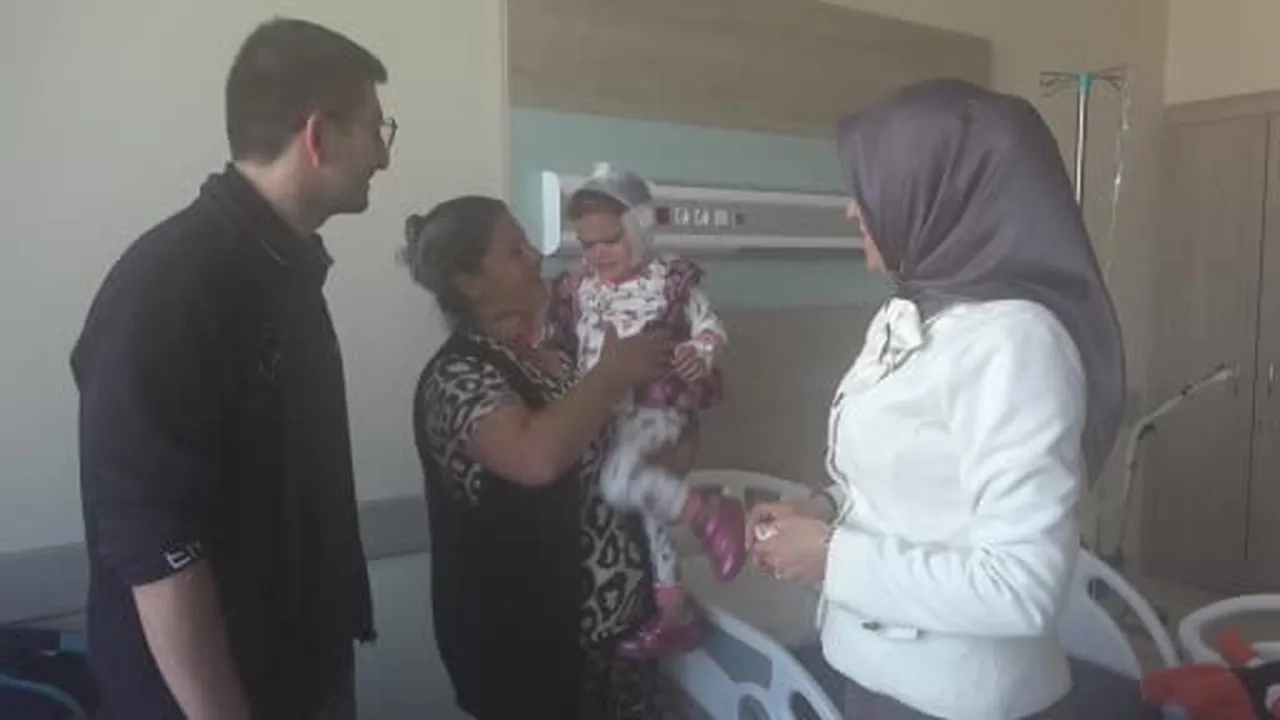 Kütahya'da 2,5 yaşındaki çocuğa ilk kez biyonik kulak ameliyatı yapıldı