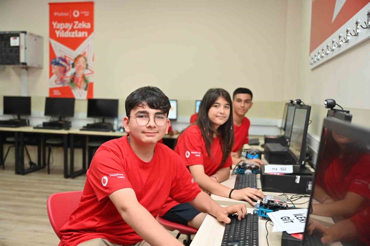 VODAFONE VAKFI VE HABİTAT DERNEĞİ İŞBİRLİĞİYLE YÜRÜTÜLEN YAPAY ZEKÂ YILDIZLARI PROJESİ...