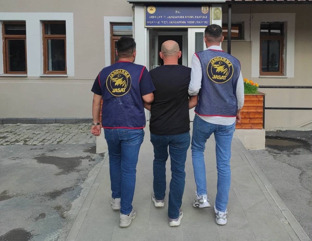 BAYBURT’TA 12 YIL 6 AY HAPİS CEZASI BULUNAN HÜKÜMLÜ YAKALANDI