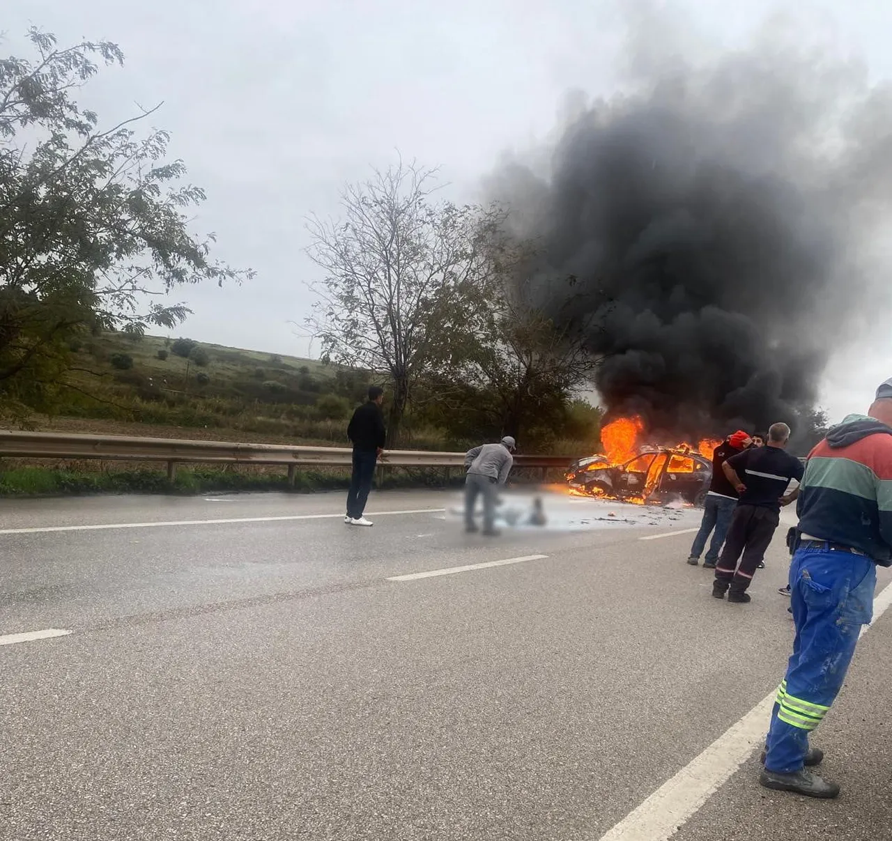 BANDIRMA-ÇANAKKALE YOLUNDA FECİ KAZA: ARAÇ ALEV ALDI, 2 KİŞİ YARALANDI