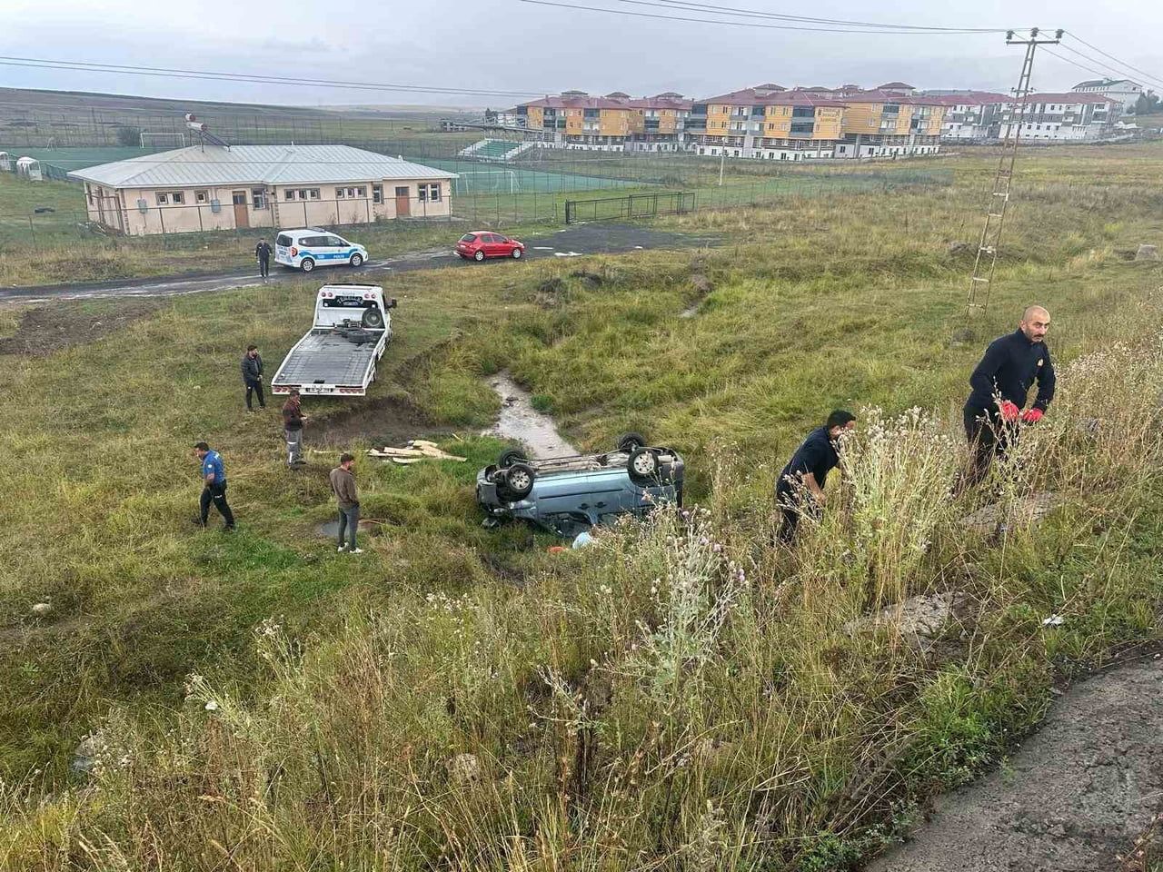 SARIKAMIŞ’TA YAĞIŞ KAZAYA NEDEN OLDU: HAFİF TİCARİ ARAÇ ŞARAMPOLE DEVRİLDİ, 2...