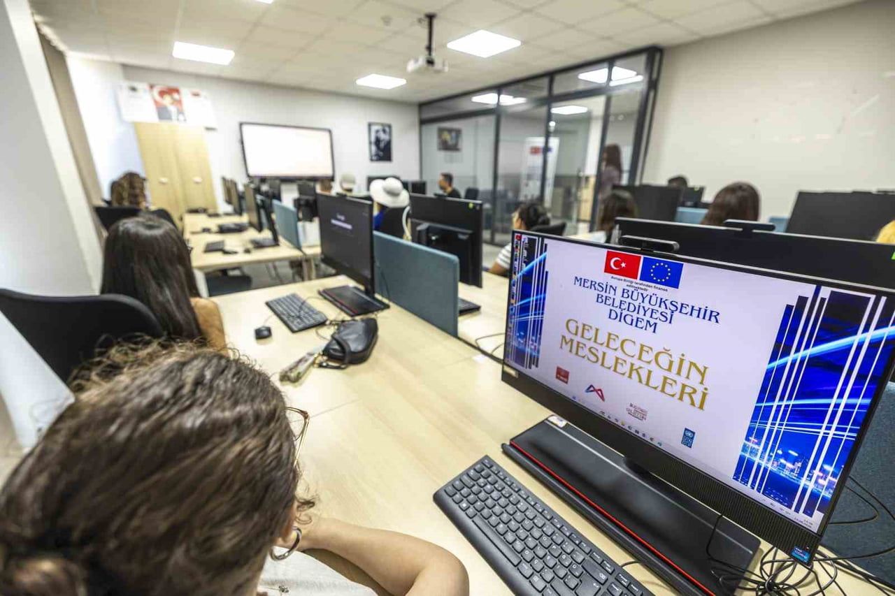 MERSİN’DE GENÇLERİN DİJİTAL BECERİLERİNİ GELİŞTİRMELERİNE YÖNELİK DÜZENLENEN ‘PYTHON İLE YAZILIM...