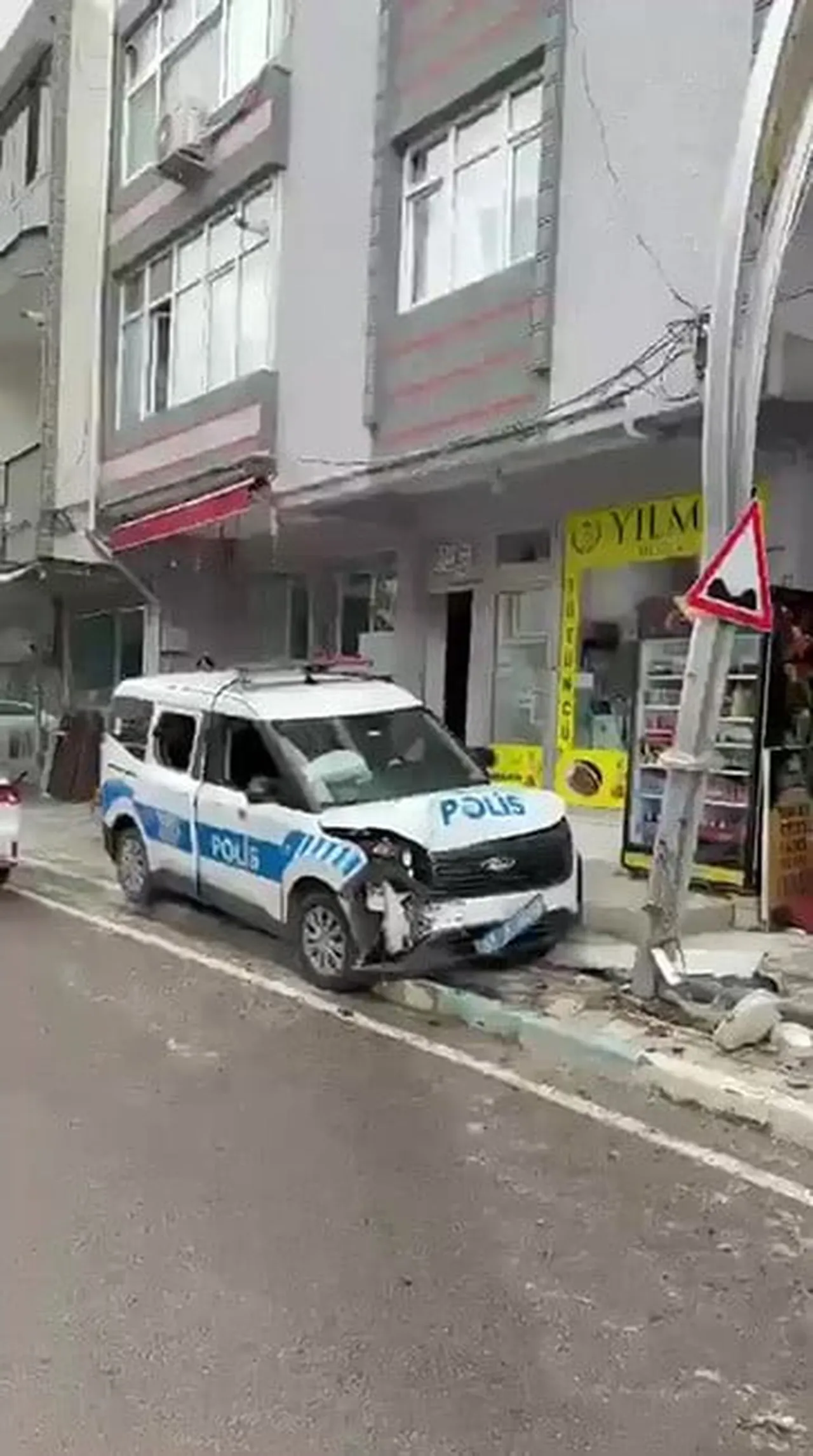 DİLOVASI İLÇESİNDE 65 YAŞINDAKİ KADINI DARP ETTİĞİ İDDİASIYLA GÖZALTINA ALINAN KİŞİ, EKİP ARACINDA...