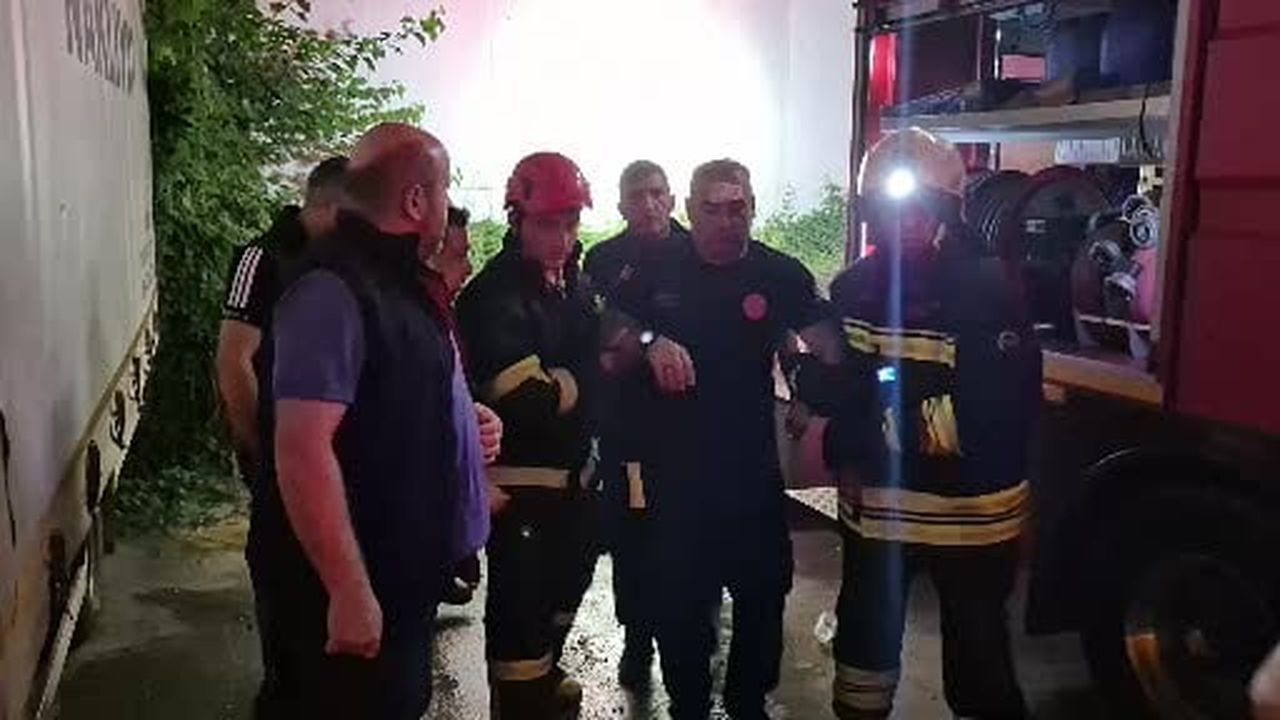 Düzce’de fabrika yangınında üzerine çatı düşen itfaiyeci yaralandı