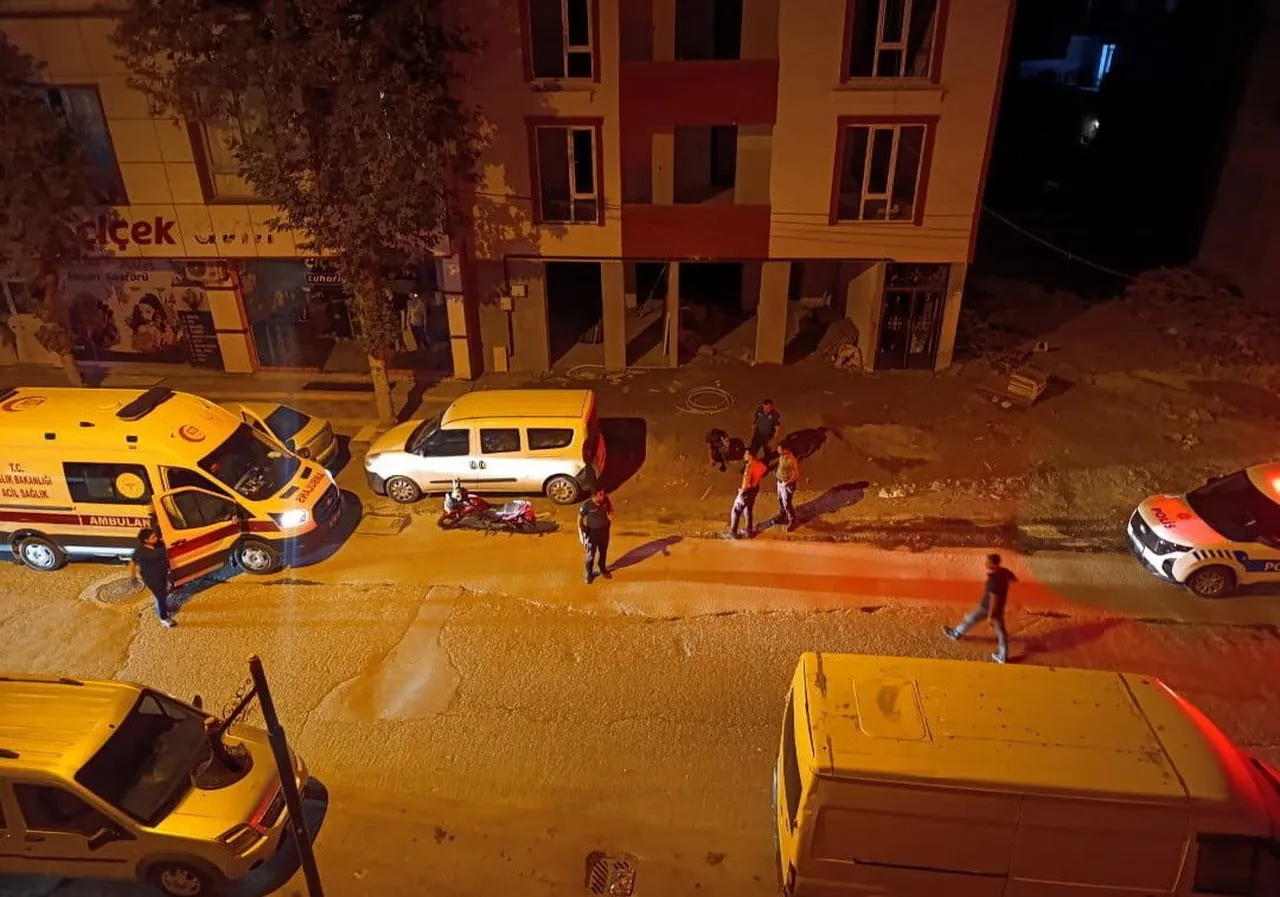 ADIYAMAN’DA BİR GENÇ, YÜRÜDÜĞÜ SOKAKTA 3 ŞAHSIN SALDIRISINA UĞRAYARAK YARALANDI.
