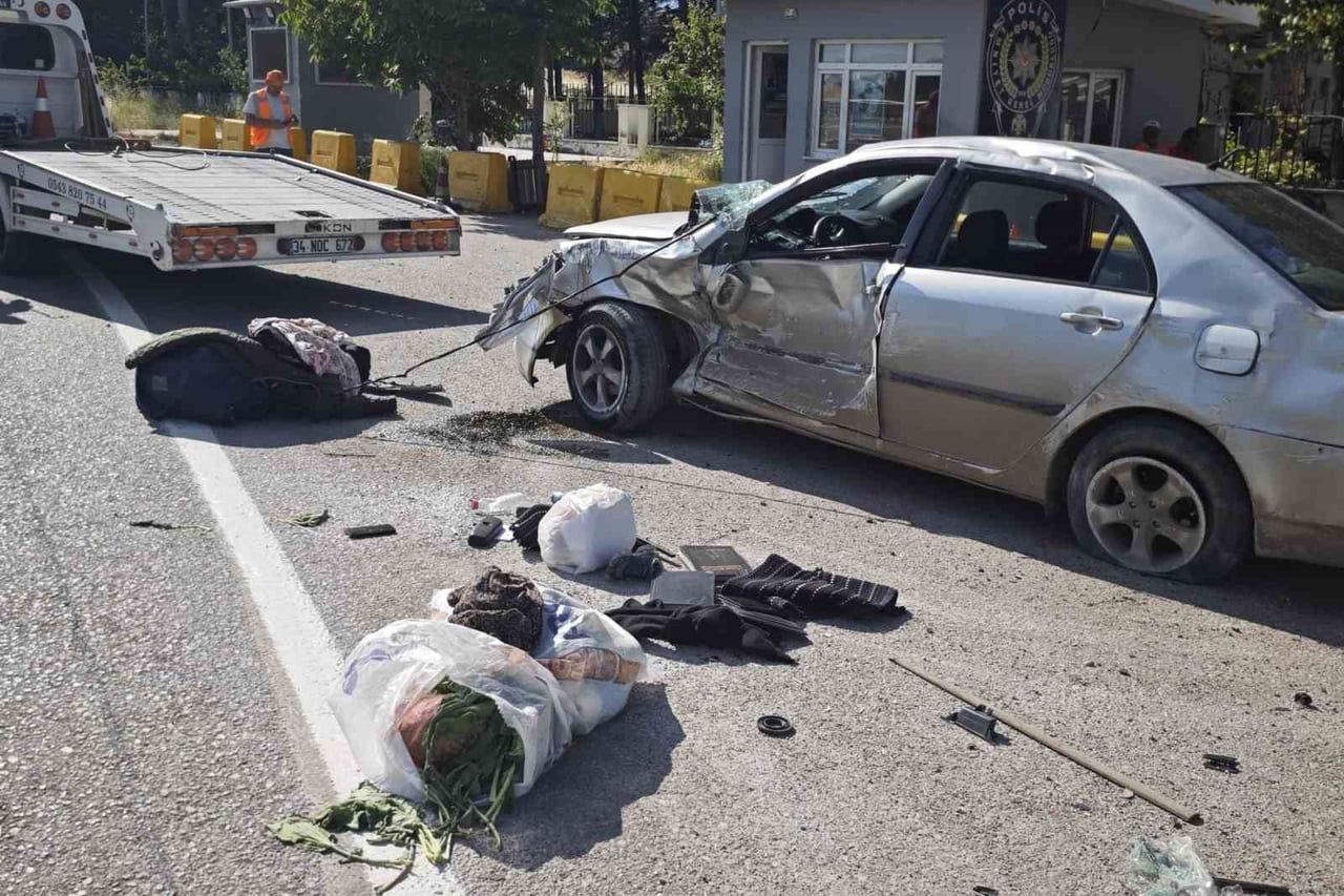 AMASYA’NIN MERZİFON İLÇESİNDE KAMYONLA ÇARPIŞTIKTAN SONRA TAKLA ATAN OTOMOBİLDE BULUNAN 7...