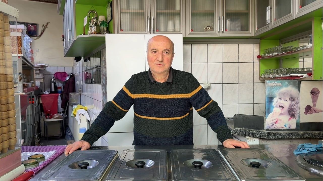 DONDURMACILIK MESLEĞİNİ BABASINDAN ÖĞRENDİĞİNİ BELİRTEN LATİF HODO, ÜRETİMİN TAMAMINI KENDİLERİNİN...