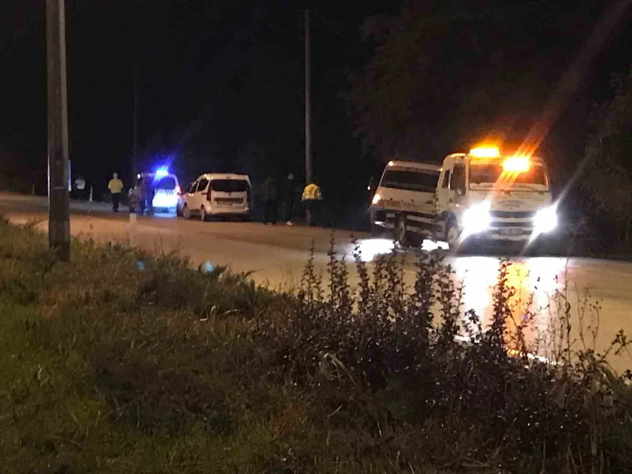KONYA'NIN EREĞLİ İLÇESİNDE ARKASINDAN GELEN TIRIN TEMAS ETMESİYLE KONTROLDEN ÇIKAN OTOMOBİLİN...