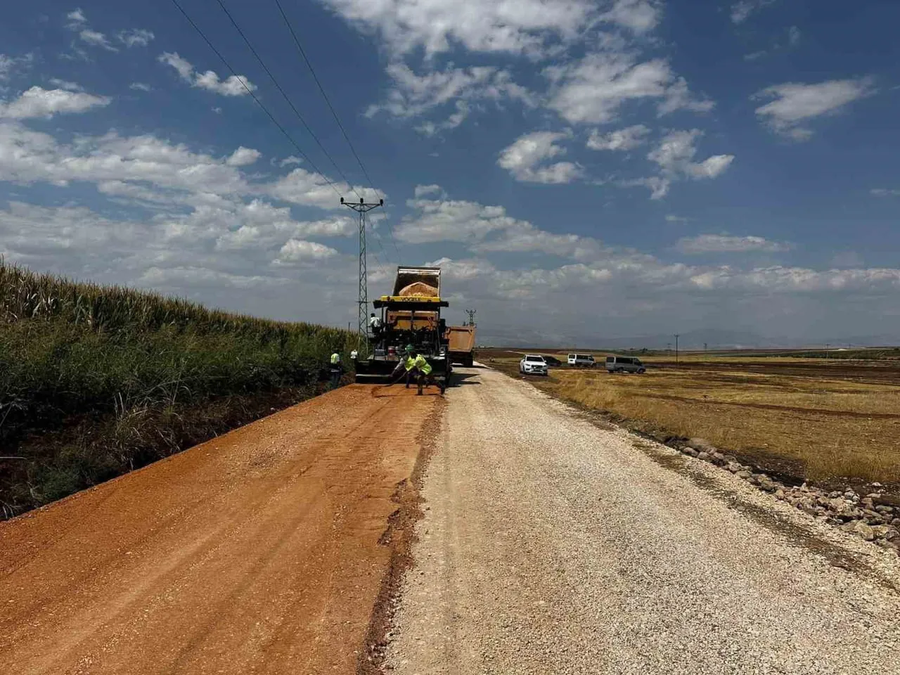 ADIYAMAN'DA BEŞYOL VE KIZILİN KÖYLERİ ARASINDA YAPIMI DEVAM EDEN SICAK ASFALT ÇALIŞMALARINI...