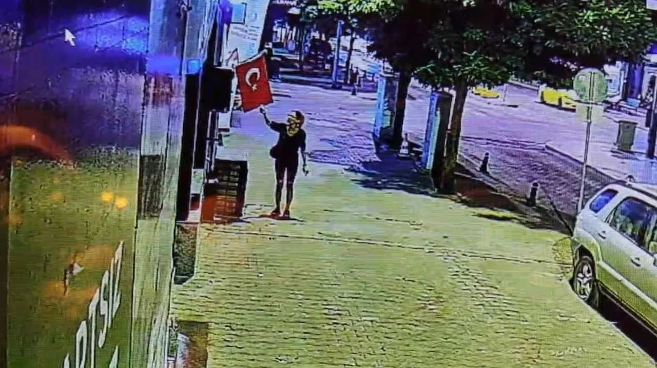 MUĞLA MERKEZ MENTEŞE İLÇESİNDE BİR KADIN, BİR DÜKKANIN ÖNÜNDE ASILI BULUNAN TÜRK BAYRAĞINI...